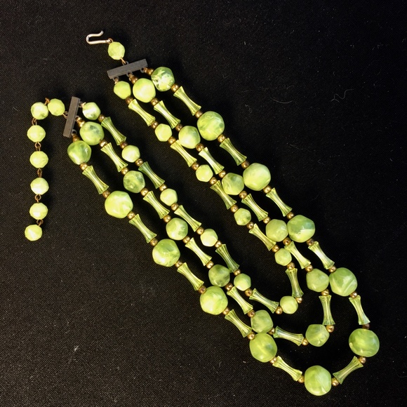 Retro Vintage Green Lucite Triple Strand Necklace - Picture 6 of 6